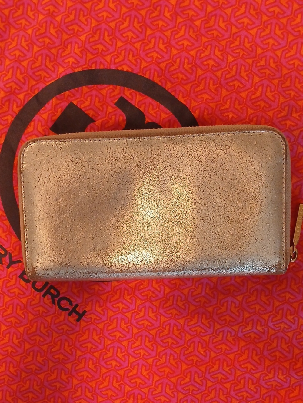 Tory Burch Metallic Beige Tote with Gold Hardware and Matching Wallet - Picture 15 of 17